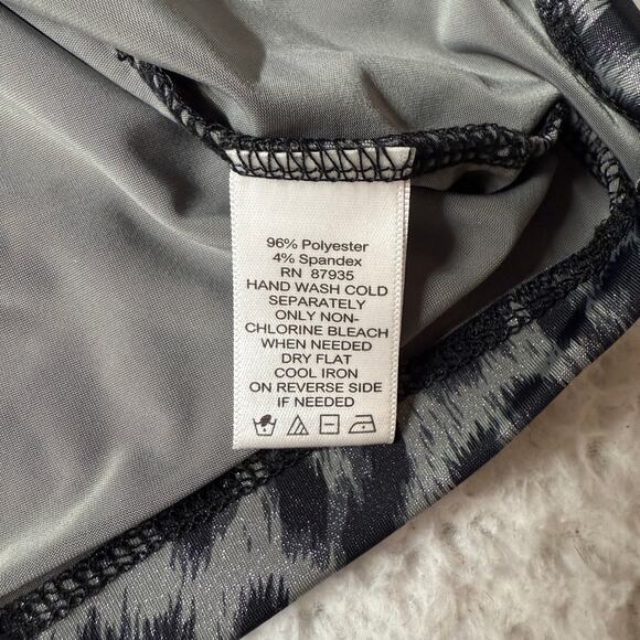 Susan Graver Size XL Animal Print Liquid Knit Top VNeck Gray Shimmer Mob Wife - Picture 8 of 10